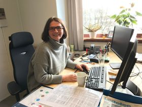 STRAKSTILTAK: Seksjonsjef i Miljøvernavdelingen, Kari Skogen, hos Fylkesmannen har bedt grunneier om å sette igang tiltak for å begrense oljesølet og finne kilden.