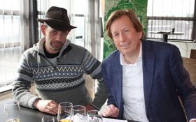 ENIGE: Lothepus og Lars A. Midgaard, administrerende direktør i Hansa Borg Bryggerier, signerte tirsdag en samarbeidsavtale om å utvikle et øl sammen.