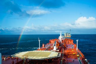 Navion Hispania laster på Norne-feltet. Skipet er nå 18 år gammelt og nærmer seg pensjonsalder for operasjon på norske felt. Det kan bli erstattet av en av de fire nye Teekay planlegger.