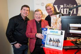 Redaktør Arne Sandvik og programlederne Vidar Lønn-Arnesen og Leif-Erik Forberg da de åpnet radiokanalen Vinyl, som kun spiller sanger fra 50-, 60- og 70-tallet..