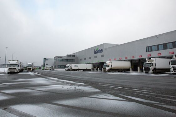 HEKTISK: Omkring 100 lastebiler leverer daglig til Bama-anlegget, mens 120 lastebiler forlater stedet hver dag med frukt og grønt.