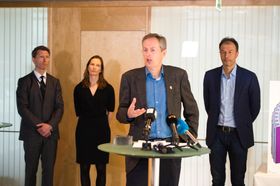 Havariinspektør Tor Nørstegård har ledet arbeidet ved Havarikommisjonen på Kjeller. I bakgrunnen direktør ved SHT William J. Bertheussen (fra venstre), senior rådgiver Ingvild K. Ytrehus, og avdelingsdirektør for luftfart Kåre Halvorsen.