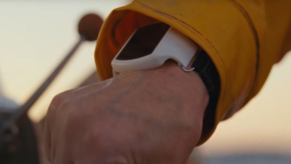 Reklamefilmen forsikrer at fiskeren Kåre (87) har kontakt med omverdenen når han er på havet, selv om han er alene.