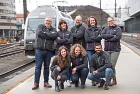 "Sommertoget" presenterer nå sine åtte programledere, som hver får en uke ombord skinnelangs gjennom 17 fylker og 118 kommuner: Martin Steinholt, Henriette Louise Krogness, Tom Erik Sørensen, Helle Therese Kongsrud, Rebecca Nedregotten Strand, Chetan Rastogi, Lise Andreassen Hagir og Lotte Olsen.