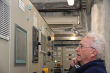 Teknisk inspektør Geir Haaland i kontrollrommet for el-systemet på Ampere..