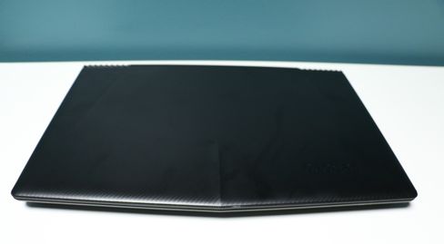 Lenovo Legion Y520 har en form litt utenom det vanlige. Den mønstrede overflaten gir et ekstra tøft preg.