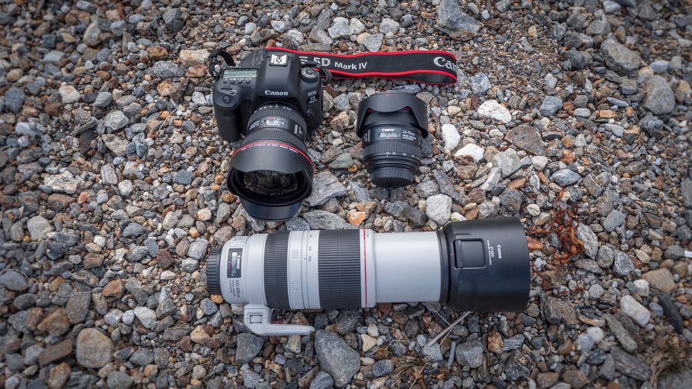 Canon EOS 5D Mark IV og objektivene Canon EF 11-24mm f/4L USM, Canon EF 24-70mm f/4L IS USM og Canon EF 100-400mm f/4.5-5.6L IS USM. I butikken hadde herligheten kostet 95 000 kroner. Ja, det er en grunn til at vi ikke anbefaler fullformat til andre enn profesjonelle eller særlig dedikerte amatører.