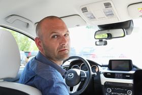 – Nextbases bilkamera kan plasseres under sladrespeilet slik som her, men like gjerne festes bak dette, siden du forhåpentligvis aldri trenger å betjene det, sier Robert Ingebretsen i Nordic Base AS. Foto: Nordic Base