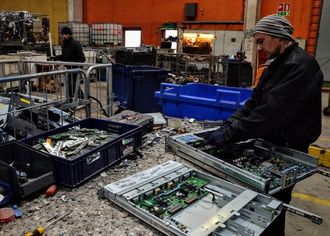 Elektroniske komponenter sorteres manuelt ved avfallsanleggene.