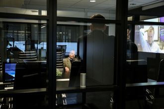 Høyteknologi: Investor Gunnar Carlson har vært sentral i arbeidet med utviklingen av 70 IT-arbeidsplasser i Måløy, han er også mannen bak kjøleteknologien i Lefdal Mine Datacenter. På skjermen til høyre Vidar Saltkjel, Sindre Kvalheim med ryggen til.