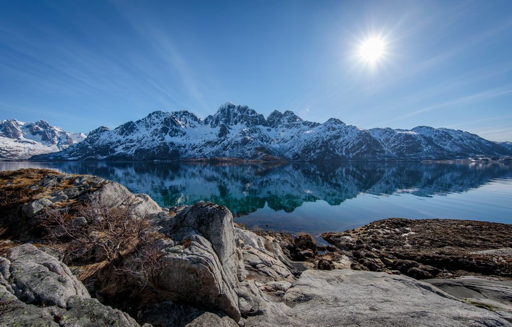 Et motiv som dukket opp langs med veien, og som nesten fikk meg til å miste ferja. Hvor er det? Vet ikke, nord for Svolvær et sted. Jeg hadde kanskje funnet det med en del leting i Google Streetview, men det hadde jo unektelig vært enklere å bare sjekke GPS-dataene. Hadde jeg bare hatt GPS-en påslått; noe jeg ikke hadde for å spare strøm. 1/500s - f/5.6 - ISO 100. Behandlet fra råformat.