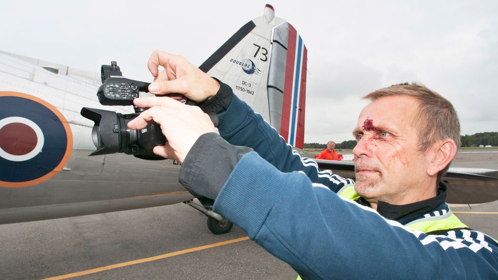 KAMP I LUFTEN: NRK-reporter John-Andre Samuelsen ga alt for å sikre seg bra bilder av Dakotaen.