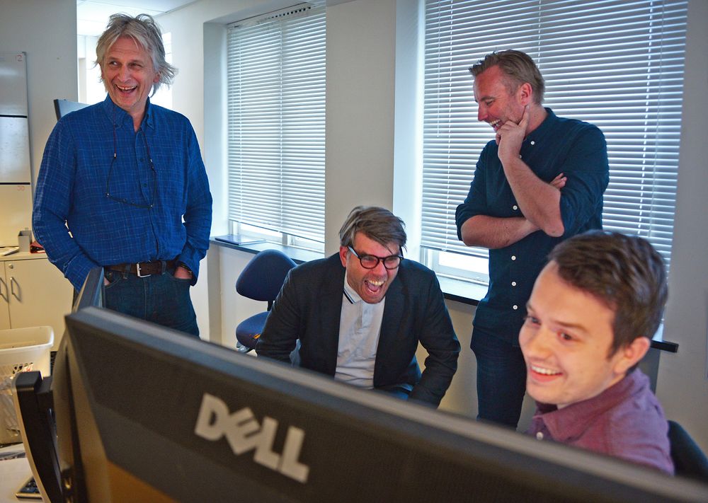 GOD STEMNING PÅ GULVET: Redaksjonssjef Kjell Eirik Mikkelsen, sjefredaktør Sigvald Sveinbjørnsson og nyhetsredaktør Rune Eriksen jubler fra redaksjonslokalet.