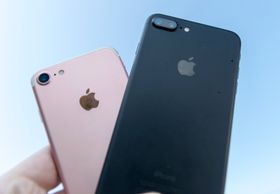 iPhone 7 (venstre) og iPhone 7 Plus er ikke overraskende verdens mest solgte telefoner.