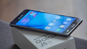 Galaxy J5 (2016), på bildet, og lillebror J3 (2016) kaprer 4.- og 5.-plassene.