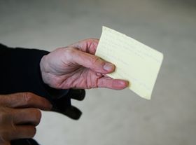 Knut Kinne var en av dem som tok initativ til å kjøpe flyet. Her holder han frem en lapp med detaljer fra kjøpet i 2006, blant annet ordlyden fra annonsen som førte til at flyet ble oppdaget av nordmennene.