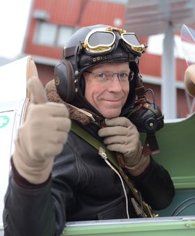 Testpilot Helge Storflor ga tommelen opp etter å ha vist rundt 100 publikummere at javisst, kan DH60 Moth fly!