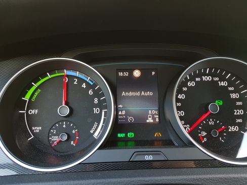 Disse to løsningene har en tendens til å ikke snakke godt med tilleggsskjermer i bil. Selv om knappene i bilen får nye oppgaver som passer til CarPlay eller Android Auto, virker det ikke som om anlegget forøvrig har så mye innsikt i hva som foregår i løsningen. Litt grunnleggende informasjon burde vært mulig å sende videre.