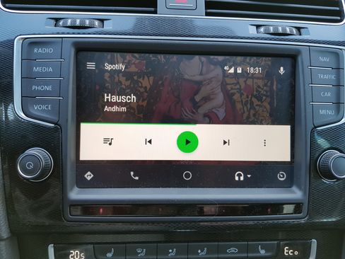 I Android Auto er det en rekke funksjoner som nekter å være fullt og helt tilgjengelige dersom bilen er i bevegelse. Men var ikke hele poenget å gjøre mobilen noenlunde trygg å bruke også i slike situasjoner, slik at man slipper å stoppe for å betjene den?