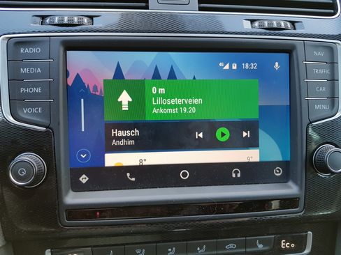 Hjemmeskjermen for Android Auto viser løpende gjøremål, og forslag til nye steder, samt litt grunnleggende informasjon om varslinger og vær. Men noen ren appmeny har du ikke her.