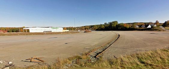 IKKE AKKURAT ALNABRU: Her ved en privat terminal i Halden håper ColliCare å få losset sitt første godstog en gang i tredje kvartal. Foto: Google Maps