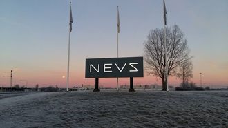 NEVS-logoen lyser nå opp på det tidligere saabskiltet i Trollhättan.