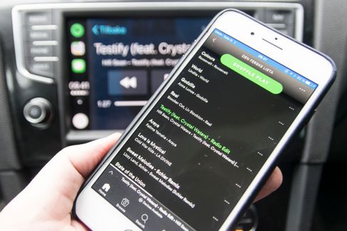 Ved siden av Siri er den aller største fordelen med Apple CarPlay at man gis litt frihet i måten man betjener løsningen på. Bilskjermen har ikke menyer som nekter å samarbeide når bilen er i fart, og i tillegg kan man faktisk betjene telefonen mens den er tilkoblet. Det er veldig praktisk når ikke menyene fra appen vises på bilskjermen. Det må naturligvis skje på en trygg og lovlig måte, ved et kjapt stopp eller ved at en passasjer tar over. Men det er mulig. Android Auto deaktiverer hele mobilskjermen når den er tilkoblet, samtidig som funksjonalitet låses fra bilskjermen i fart.