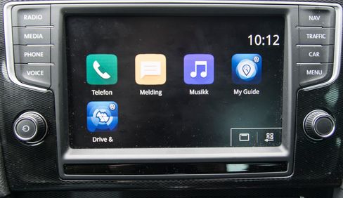 Men apputvalget er begredelig, og varierer fra telefon til telefon og bilprodusent til bilprodusent. Volkswagen har et lite knippe MirrorLink-apper som er trivelige å leke med, men hva din bilprodusent har laget kan variere. I hvilken grad løsningene fungerer om hverandre er også en relativt ukjent størrelse. Både Android Auto og Apple CarPlay er stort sett likt fra bil til bil.