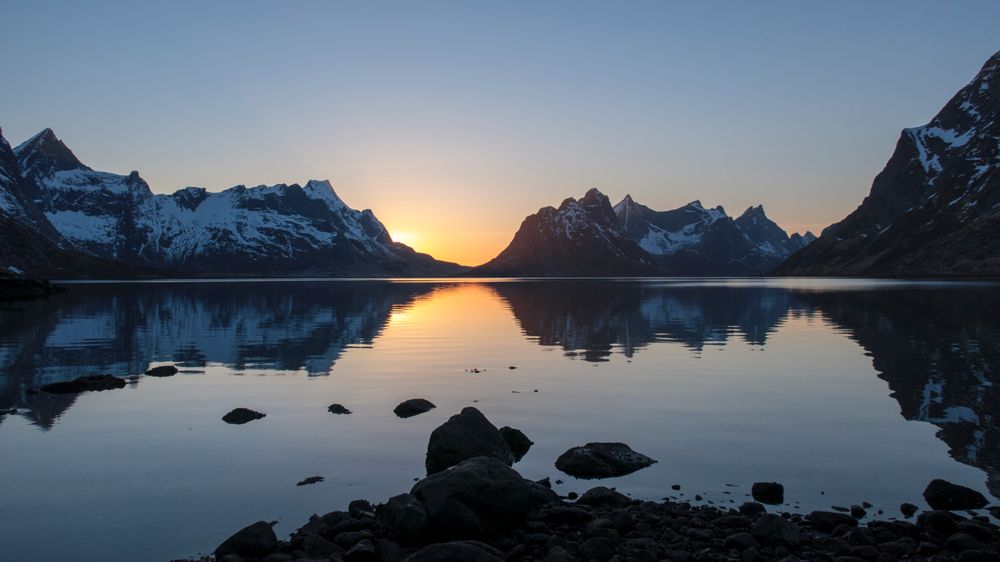 Dynamikken er god på de lavere ISO-verdiene, og lar oss hente inn detaljer i fjellsidene og forgrunnen til tross for det kraftige motlyset. 1/800s - f/4.0 - ISO 125. Behandlet fra råformat.