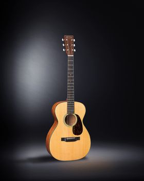 Martin 0-18 er en modell i Standard Series, med litt mindre kropp og kortere hals for raskt fingerspill og eksplosiv dynamikk. Lokk i gran, sarg og bunn i mahogni. Pris: 31.000,-.