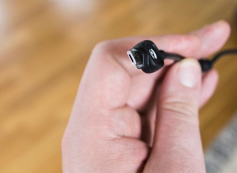 Doros ladekabler er utformet spesielt for å være enkle - både ergonomisk, med en forholdsvis stor gripeflate rett på pluggen, og teknisk ved å tydelig vise hvilken vei de skal settes inn.