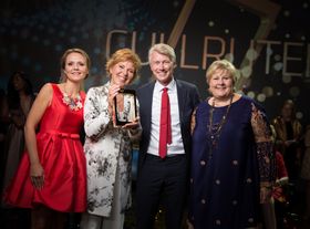 TV 2 kan få 135 millioner kroner i året fra neste år. Her fra Gullruten, da TV-kokk Wenche Andersen ble hedret. Fra venstre: Kulturminister Linda Helleland, Wenche Andersen, TV 2-sjef Olav Sandnes og statsminister Erna Solberg.