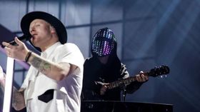 SKAL SJARMERE EUROPA: JOWST (t.h. i maske) og vokalist Aleksander Walmann skal i ilden klokken 21.00 i Kiev.