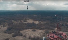 Dronen løftet fallskjermhopperen opp til en høyde på 330 meter.