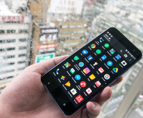 Som vanlig er HTC Sense-menyene lynende kjappe i toppmodellene. Snapdragon 835 under panseret hjelper på. Ellers er det kjekt at modellen kommer med Android 7.1.1 fra salgsstart.
