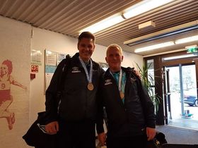RØRTE ALLE: De erfarne dommerne Truls Petter Knudsen og Svein Sjøstjern viste virkelig hva idrett handlet om under årets Kolborn Håndballcup. De erfarne og hjertevarme dommerne fikk med seg sine velfortjente medaljer etter cupen.
