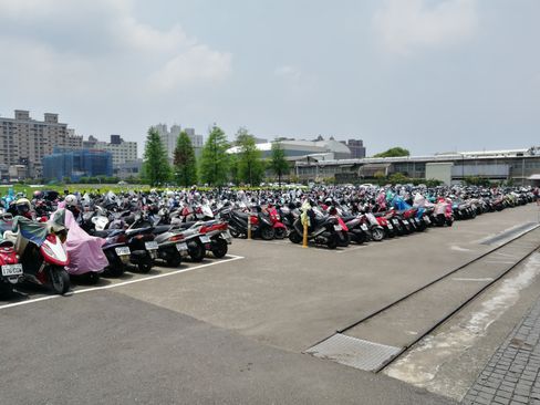 Det ser ut til at noen av de ansatte liker å ferdes på scooter.