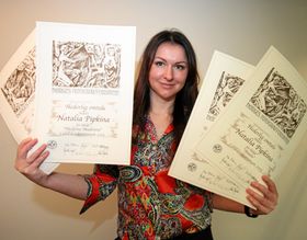 KLAR FOR Å KNIPSE DEG OG DINE: Lokalfotograf Natalia Pipkina vil stå på bryggen ved Kolbotnvannet og ta flotte portrettfotoer av deg og dine på nasjonaldagen i samarbeid med Oppegård Avis. Oppegård Avis vil dele link til digitale bilder som ble tatt av Natalia på sine nettsider. Finner du et bilde som du liker, kan du bestille dette hos fotografen som digital fil eller på papir. Besøk gjerne PIPPIFOTO.NO for mer informasjon og priser.