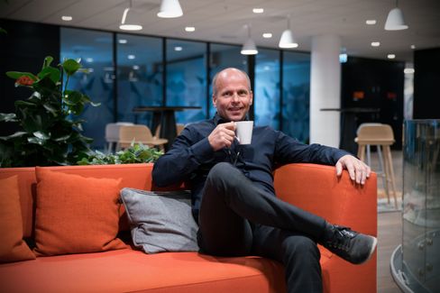 Jan Øyvind Holdhus leder entrepenøravdelingen i Cowi, og jobber med grunnundersøkelsene ute i felt.