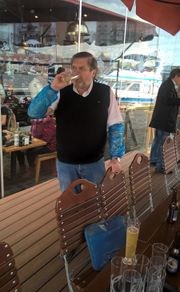SKÅL: Daglig leder for Fisketorget Beste og torghandler Ragnar Fjellskål var veldig fornøyd med produkter.