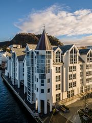 SENTRALT: Radisson Blu Hotel, Ålesund ligger midt i byen.