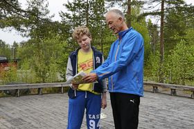 KARTLESER: Bård Bjørhei hjelper Marcus Rutledal-Ek (14) med kartlesingen.