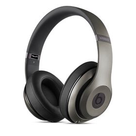 Det er uvisst akkurat hvilke hodetelefoner brukte, men trolig var de av typen Beats, som Apple nå eier.