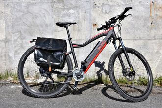 Ble rigget for langkjøring: En slik Buddy Bike ble modifisert med tre batterier for å klare de lange dagsetappene og utstyrt med punkteringsfrie dekk.