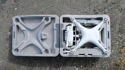 Som tidligere kommer dronen levert i en hendig isopor-koffert med plass til dronen, kontrolleren, ekstra propeller, batterier, lader og et lite nettbrett.