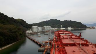 MV Barcarene (2001) laster kaustisk soda i Etajima, Japan. Skipet er på 72.562 dvt.
