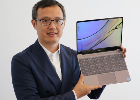 Sjef for sentral- og øst-Europa, samt Norden, Yanmin Wang, viser frem nye MateBook X. Denne sikter seg inn mot «high end»-markedet, et sted Huawei hører naturlig hjemme, mener Wang.