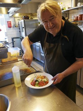 KLAR FOR KULLEBUNDEN: Jørn Hoel var på «prøvetur» på kjøkkenet på Kullebunden spiseri nylig. Nå byr han på en skikkelig helaften! Her er han i aksjon på kjøkkenet på spisestedet.