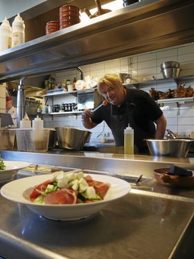 KLAR FOR KULLEBUNDEN: Jørn Hoel var på «prøvetur» på kjøkkenet på Kullebunden spiseri nylig. Nå byr han på en skikkelig helaften! Her er han i aksjon på kjøkkenet på spisestedet.