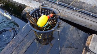 Den 30 liter store beholderen fanger inntil 100 liter plast på gode dager, ifølge havnesjefen ved Sandefjord havn.